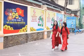 La zona central de Ciudad Ho Chi Minh está decorada con numerosos carteles para dar la bienvenida al Año Nuevo Lunar 2025 y al 95 aniversario de la fundación del Partido Comunista de Vietnam. (Fuente: VNA)