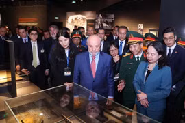 El presidente de Brasil, Luiz Inácio Lula da Silva y la subjefa del Estado de Vietnam, Vo Thi Anh Xuan, en el Museo de Historia Militar. (Fuente: VNA)