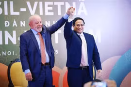 El primer ministro vietnamita, Pham Minh Chinh, y el presidente brasileño, Luiz Inácio Lula da Silva, participan en el Foro Económico Vietnam-Brasil. (Fuente: VNA)