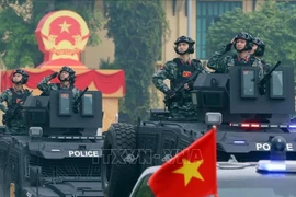 Vehículos especiales de la fuerza policial participan en un desfile. (Fuente: VNA)
