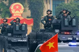 Vehículos especiales de la fuerza policial participan en un desfile. (Fuente: VNA)
