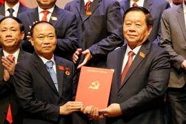 El miembro del Buró Político, secretario del Comité Central del PCV y jefe de su Comisión de Propaganda, Educación y Movilización de Masas, Nguyen Trong Nghia, entrega la decisión de nombrar al camarada Thai Dai Ngoc como secretario del Comité del Partido de Gia Lai para el mandato 2025-2030. (Foto: VNA)