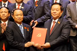 El miembro del Buró Político, secretario del Comité Central del PCV y jefe de su Comisión de Propaganda, Educación y Movilización de Masas, Nguyen Trong Nghia, entrega la decisión de nombrar al camarada Thai Dai Ngoc como secretario del Comité del Partido de Gia Lai para el mandato 2025-2030. (Foto: VNA)