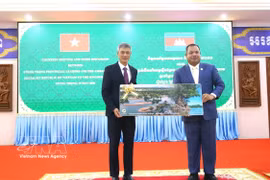 El embajador de Vietnam en Camboya, Nguyen Minh Vu, (izquierda) y el gobernador de la provincia de Stung Treng, Sor Soputra. (Fuente: VNA)