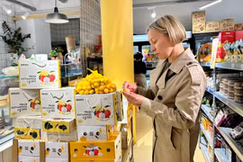Una cliente francesa prueba el lichi vietnam. (Fuente: VNA)