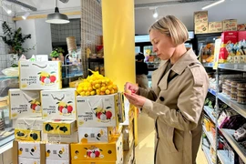 Una cliente francesa prueba el lichi vietnam. (Fuente: VNA)