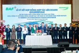 En el acto de firma. (Fuente: Internet)