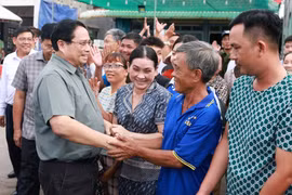 El Primer Ministro Pham Minh Chinh visita a los habitantes de la comuna de Binh My, provincia de An Giang. (Foto: VNA)