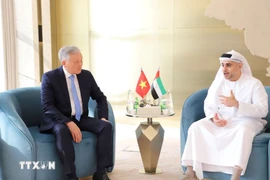 El viceprimer ministro vietnamita Nguyen Hoa Binh se reunió con el presidente del Centro Financiero Global de Abu Dabi (ADGM), Ahmed Jasim Al Zaabi. (Fuente: VNA)