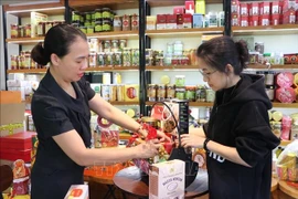 La cesta de regalo de OCOP combina ingeniosamente alimentos nutritivos y productos artesanales. (Fuente: VNA)
