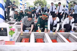 El primer ministro Pham Minh Chinh participa en el entierro de los restos de soldados voluntarios y expertos vietnamitas en el Cementerio de los Mártires de Doc Ba Dac (distrito de Thoi Son, provincia de An Giang). (Foto: VNA)