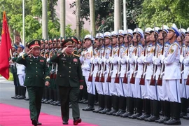 En el acto de bienvenida al teniente general Vongsone Inpanphim, viceministro de Defensa y titular del Departamento General de Política del Ejército Popular de Laos. (Fuente: VNA)