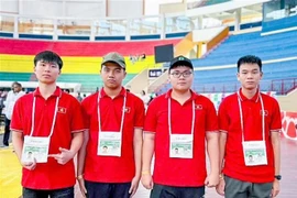 Los cuatro estudiantes vietnamitas participantes en la Olimpiada Internacional de Informática (IOI) de 2025. (Fuente: VNA)