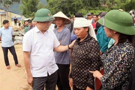 El viceprimer ministro Le Thanh Long visitó y animó a las familias afectadas por las inundaciones en la comuna de Chieng So. (Foto: VNA)