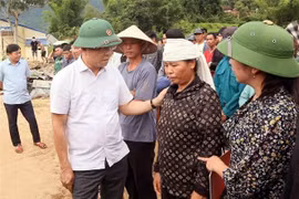 El viceprimer ministro Le Thanh Long visitó y animó a las familias afectadas por las inundaciones en la comuna de Chieng So. (Foto: VNA)