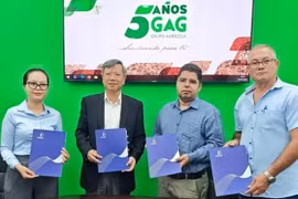 En el acto de entrega. (Fuente: Embajada de Vietnam en Cuba)