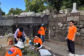 Voluntarios plantan flores y limpian los alrededores de la tumba de la princesa Ngoc Hoa en Nagasaki. (Fuente: VNA)