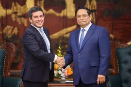 El primer ministro vietnamita, Pham Minh Chinh, recibe a Gerald Toledano, miembro del Comité Ejecutivo y director de Productos Globales de Acciones y Multiactivos de FTSE Russell. (Fuente: VNA)