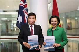 El viceministro vietnamita de Relaciones Exteriores de Vietnam, Nguyen Manh Cuong, y la viceministra de Asuntos Exteriores de Australia, Michelle Chan. (Foto: baoquocte.vn)
