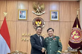 El viceministro de Defensa de Vietnam, coronel general Hoang Xuan Chien, y el teniente general Tri Budi Utomo, secretario general del Ministerio de Defensa de Indonesia. (Fuente: VNA)