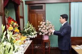 El presidente de Vietnam, Luong Cuong, ofreció inciensos en homenaje al líder Ho Chi Minh en la zona conmemorativa dedicada al dirigente revolucionario en Hanoi. (Fuente: VNA)