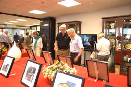Visitantes a la exposición fotográfica. (Fuente: VNA)