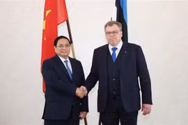 El primer ministro de Vietnam, Pham Minh Chinh, y el presidente de la Asamblea Estatal (Parlamento) de Estonia, Lauri Hussar. (Fuente: VNA)