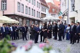El primer ministro vietnamita, Pham Minh Chinh, y su esposa visitan el espacio, la arquitectura y la historia del casco antiguo de Tallin. (Foto: VNA)