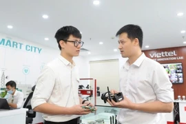 Ingenieros de Viettel discuten el desarrollo de soluciones tecnológicas. (Fuente: VNA)