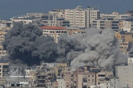 El humo se eleva tras un ataque aéreo israelí en Haret Hreik, al sur de Beirut, Líbano, el 4 de marzo de 2026. (Foto: Xinhua/VNA)