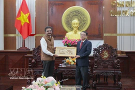 Nguyen Van Khoi, vicepresidente del Comité Popular de la ciudad de Can Tho, (derecha) recibe a Vipra Pandey, cónsul general de la India en Ciudad Ho Chi Minh. (Fuente: VNA)