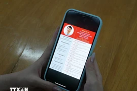 La información sobre los candidatos al Consejo Popular Provincial de Khanh Hoa para el período 2026-2031 se publica en canales digitales, lo que facilita a los votantes seguirlos y conocerlos. (Foto: VNA)