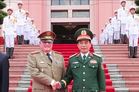 El general Phan Van Giang, ministro de Defensa de Vietnam, recibe al general de cuerpo de ejército Álvaro López Miera, ministro de las Fuerzas Armadas Revolucionarias de Cuba. (Fuente: VNA)