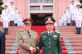 El general Phan Van Giang, ministro de Defensa de Vietnam, recibe al general de cuerpo de ejército Álvaro López Miera, ministro de las Fuerzas Armadas Revolucionarias de Cuba. (Fuente: VNA)