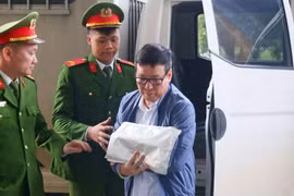 El expresidente del Comité Popular de la provincia de Vinh Phuc (autigua) Le Duy Thanh es traslado a la sala del tribunal. (Foto: anninhthudo.vn)