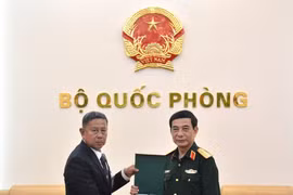 El viceprimer ministro y ministro de Defensa Nacional de Vietnam, general Phan Van Giang, entrega un obsequio conmemorativo al ministro de Defensa de Tailandia, teniente general Adul Boonthumjaroen. (Foto: qdnd.vn)