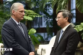 El primer secretario del Comité Central del Partido Comunista de Cuba y presidente de la República, Miguel Díaz-Canel Bermúdez, y el embajador de Vietnam en Cuba, Le Quang Long. (Fuente: VNA)
