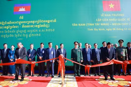El primer ministro de Vietnam, Pham Minh Chinh, y su homólogo camboyano, Samdech Thipadei Hun Manet, en el acto inaugural. (Fuente: VNA)