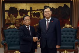 El viceprimer ministro permanente de Vietnam, Pham Gia Tuc, (derecha) recibe al vicepremier y titular de Justicia de Laos, Khamphan Phommathath. (Fuente: baochinhphu.vn)