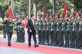 El presidente Luong Cuong pasa revista a la Guardia de Honor. (Fuente: VNA)