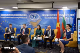 La embajadora de Vietnam en Bulgaria, Nguyen Thi Minh Nguyet (centro), participa en el evento. (Fuente: VNA)