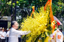 El secretario general del Partido Comunista de Vietnam y presidente de la República, To Lam, rinde homenaje al general Vo Nguyen Giap y a los caídos en el cementerio nacional de mártires de Truong Son, provincia de Quang Tri. (Fuente: VNA)