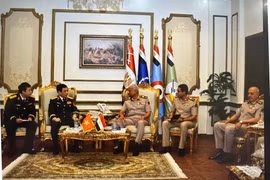 Panorama de la reunión entre el ministro de Defensa de Vietnam, general Phan Van Giang, y su homólogo egipcio, general Abdel Mageed Saqr. (Fuente: VNA)