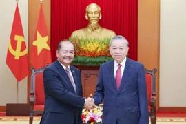El secretario general del Partido Comunista de Vietnam (PCV), To Lam, recibe a Kikeo Khaykhamphithoune, miembro del Buró Político del Partido Popular Revolucionario y viceprimer ministro de Laos. (Fuente: VNA)