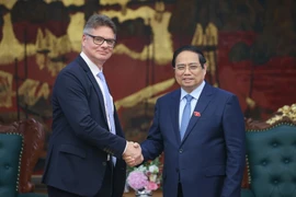 El primer ministro vietnamita, Pham Minh Chinh, recibe al vicepresidente a cargo de Transformación Digital y Cadena de Suministro a nivel global de HP, Antoine Colin. (Fuente: VNA)