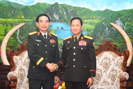 El ministro de Defensa de Vietnam, general Phan Van Giang, y su homólogo laosiano, teniente general Khamliang Outhakaysone. (Fuente: VNA)