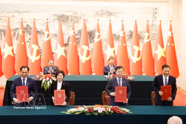 En las firmas sobre la exportación de pomelo y limón entre el Ministerio de Agricultura y Medio Ambiente de Vietnam y la Administración General de Aduanas de China y sobre el fortalecimiento de la cooperación cultural y artística en 2026-2027 entre la Televisión de Vietnam y la Televisión Central de China. (Foto: VNA)
