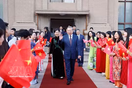 El secretario general del Partico Comunista y presidente de Vietnam, To Lam y su esposa se reúnen con funcionarios y personal de la Embajada de Hanoi en China, así como con representantes de la comunidad connacional en ese país. (Foto: VNA)