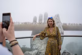 Turistas extranjeros en el puente dorado en Da Nang. (Fuente: Sun Group)