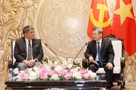 El miembro del Buró Político, secretario del Comité Central del Partido Comunista de Vietnam y jefe de su Comisión de Asuntos Internos, Le Minh Tri, recibe a Isra Sunthornvut, subjefe del Partido Demócrata de Tailandia. (Fuente: VNA)